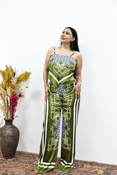 Desenli Yazlık İki Parçalı Takım – Ayarlanabilir İp Askılı Bluz & Bol Paça Pantolon