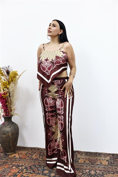 Desenli Yazlık İki Parçalı Takım – Ayarlanabilir İp Askılı Bluz & Bol Paça Pantolon