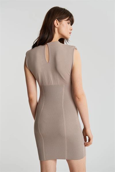 Kolsuz Vatkalı Elbise Bej Renk