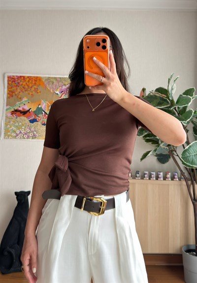 Asira Yan Bağlamalı T-Shirt Kahve