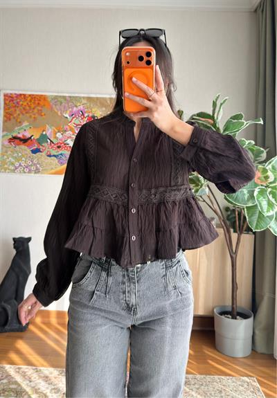 Eri Dantel Detaylı Bluz Kahve