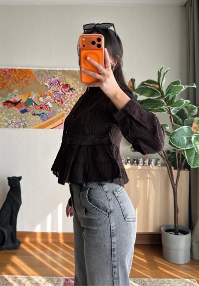 Eri Dantel Detaylı Bluz Kahve