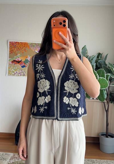 Hina Çiçek Nakışlı Yelek Lacivert