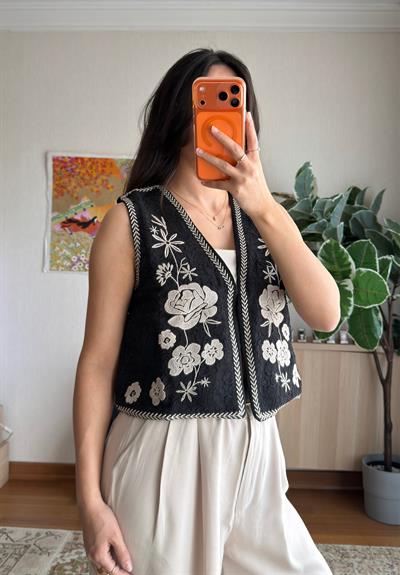 Hina Çiçek Nakışlı Yelek Siyah