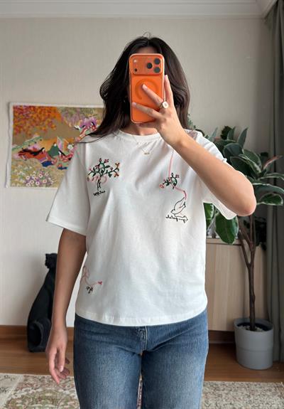 Kuş Nakışlı Basic T-Shirt