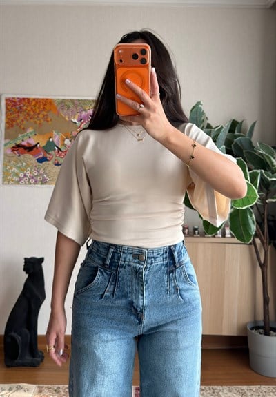 Yuina Yanı Büzgülü T-Shirt Bej