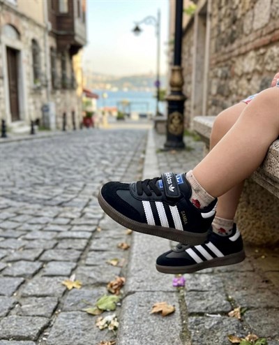 26/35 Numara Siyah Beyaz Çizgili Çocuk Spor Ayakkabı