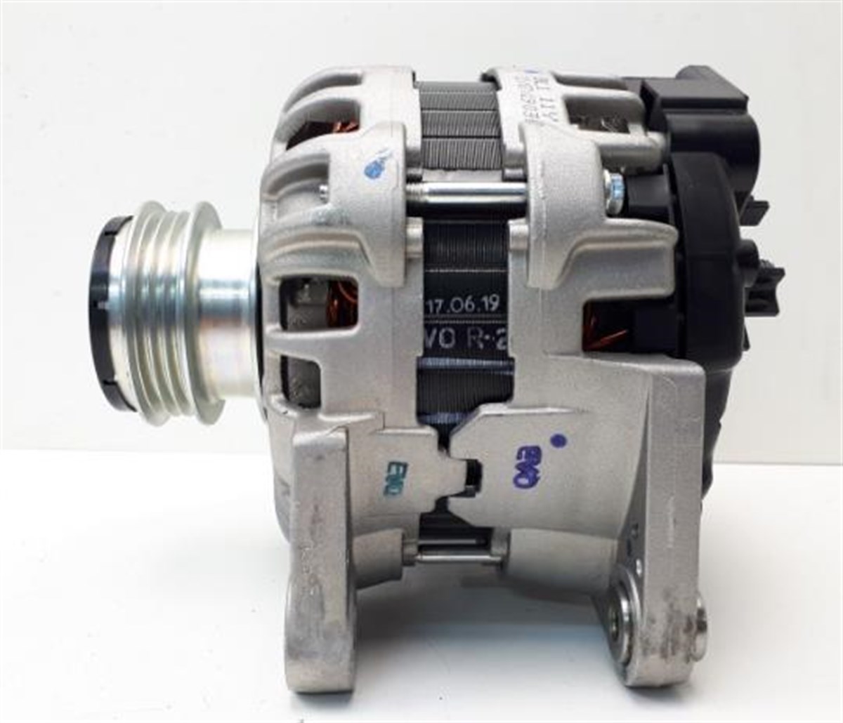 Alternatör 12V 90AH Sandero Laguna II Clio 0.9 Dacia Dokker Sandero Logan Duster | BOSCH F000BL04BC