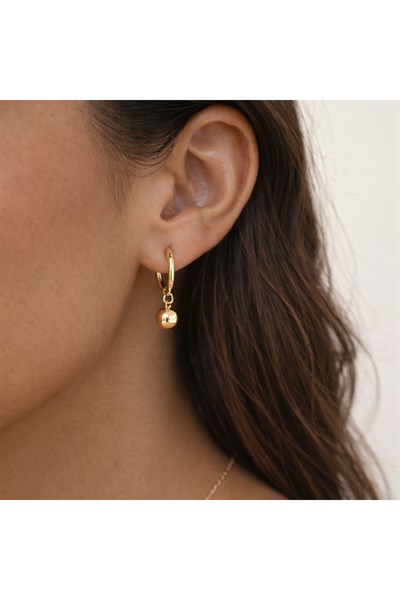 Gold Mini Top Sallantılı Halka Küpe – Minimal Günlük Şık Tasarım