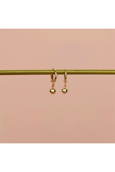 Gold Mini Top Sallantılı Halka Küpe – Minimal Günlük Şık Tasarım
