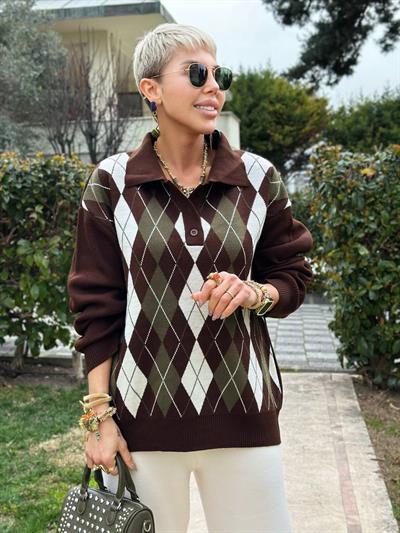 ACI KAHVE POLO YAKA DÜĞMELİ BAKLAVA DESENLİ KAZAK