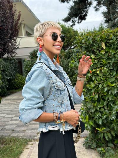 AÇIK MAVİ ZIMBALI YIRTIKLI DENIM CEKET