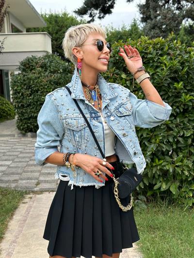 AÇIK MAVİ ZIMBALI YIRTIKLI DENIM CEKET