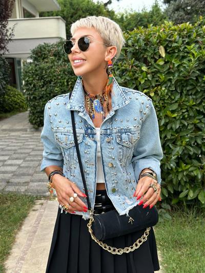 AÇIK MAVİ ZIMBALI YIRTIKLI DENIM CEKET