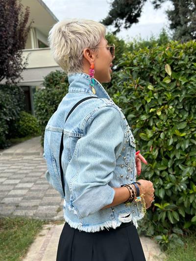 AÇIK MAVİ ZIMBALI YIRTIKLI DENIM CEKET