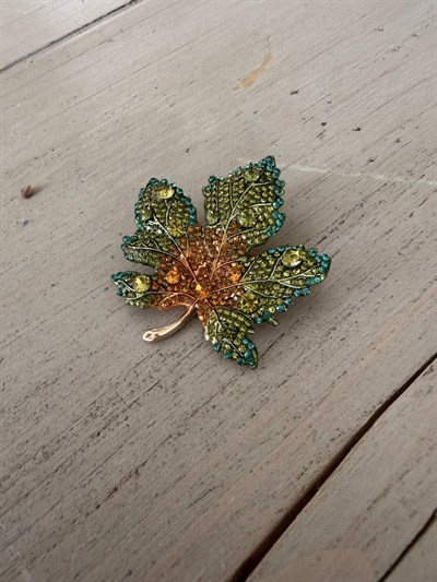 AUTUMN LEAF IŞILTILI TAŞLI BROŞ