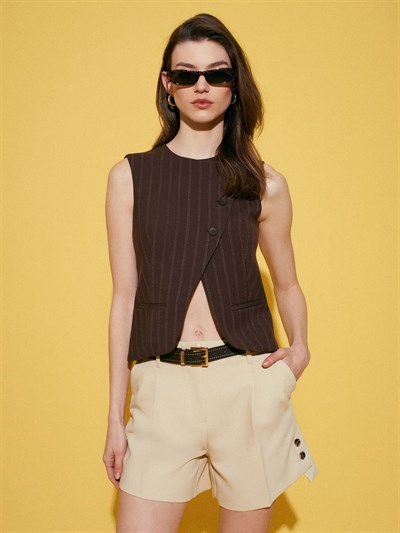 BEJ PİLELİ KEMERLİ ŞORT