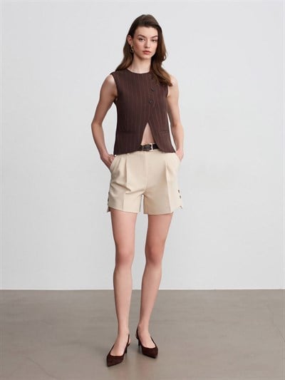 BEJ PİLELİ KEMERLİ ŞORT
