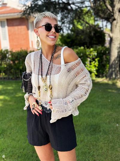 BEJ V YAKA KESİKLİ AJURLU BLUZ