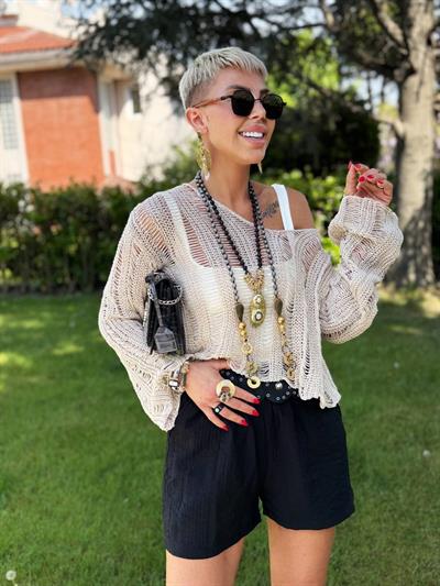 BEJ V YAKA KESİKLİ AJURLU BLUZ