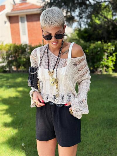 BEJ V YAKA KESİKLİ AJURLU BLUZ