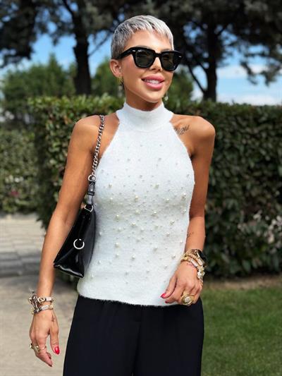 BEYAZ HALTER YAKA İNCİ DETAYLI TRİKO BLUZ 