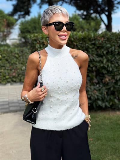 BEYAZ HALTER YAKA İNCİ DETAYLI TRİKO BLUZ 
