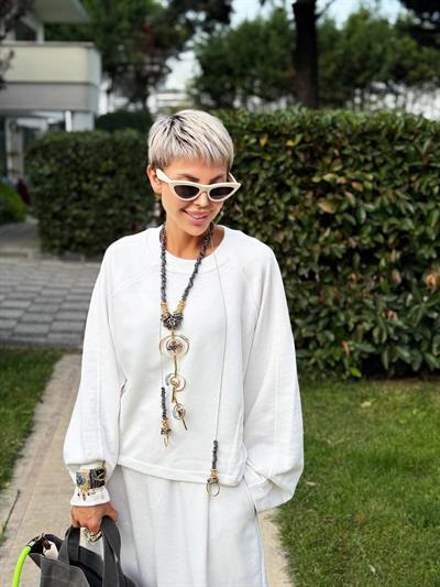 BEYAZ RİBANA YAKA PENS DETAY SWEATSHIRT