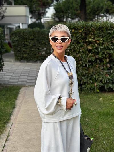 BEYAZ RİBANA YAKA PENS DETAY SWEATSHIRT