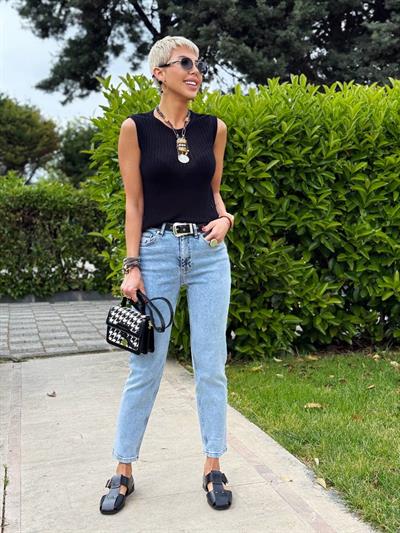 BUZ MAVİSİ KEMERLİ MOM FIT JEAN PANTOLON