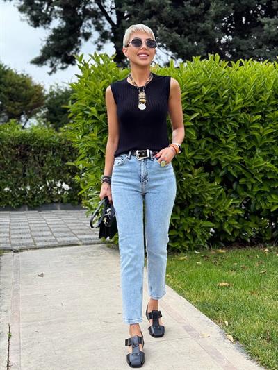 BUZ MAVİSİ KEMERLİ MOM FIT JEAN PANTOLON