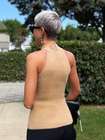 CAMEL HALTER YAKA İNCİ DETAYLI TRİKO BLUZ 