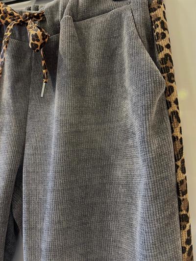 GRİ LEOPAR DETAYLI KADİFE TAKIM