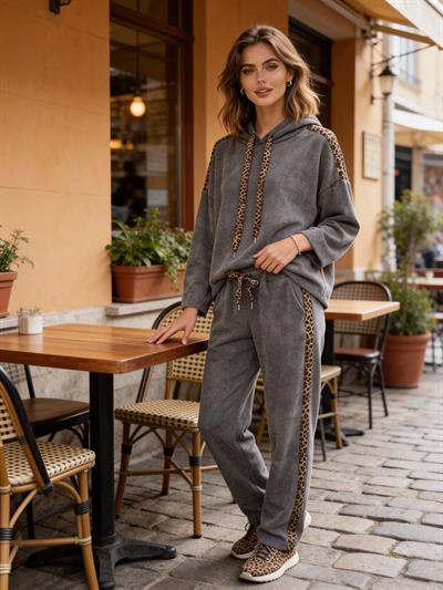 GRİ LEOPAR DETAYLI KADİFE TAKIM