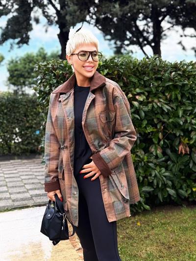 KAHVE EKOSE DESEN BELDEN BÜZGÜLÜ KISA TRENÇ