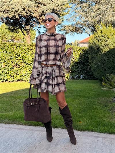 KAHVE KARELİ VOLANLI KISA ELBİSE