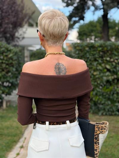 KAHVE MADONNA YAKA FERMUARLI BLUZ