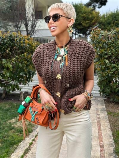 KAHVE RENK YUMUŞAK DOKULU DÜĞMELİ TRİKO YELEK