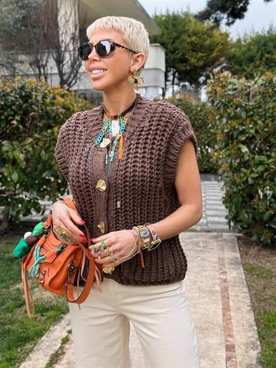 KAHVE RENK YUMUŞAK DOKULU DÜĞMELİ TRİKO YELEK