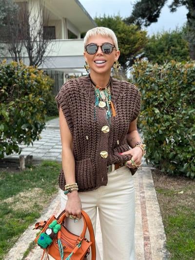 KAHVE RENK YUMUŞAK DOKULU DÜĞMELİ TRİKO YELEK