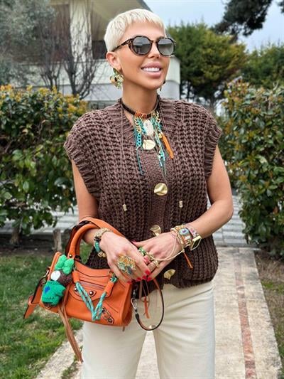 KAHVE RENK YUMUŞAK DOKULU DÜĞMELİ TRİKO YELEK