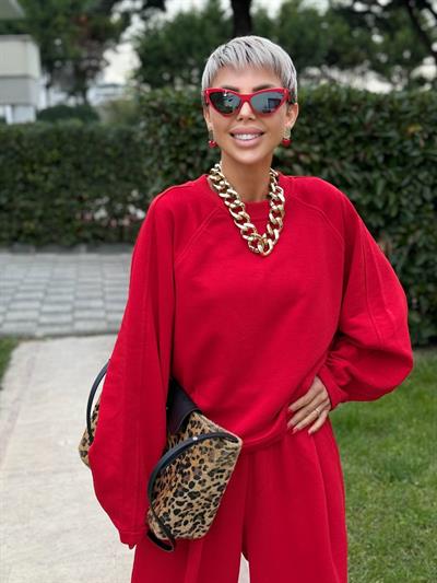 KIRMIZI RİBANA YAKA PENS DETAY SWEATSHIRT