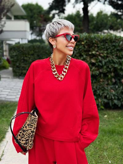KIRMIZI RİBANA YAKA PENS DETAY SWEATSHIRT