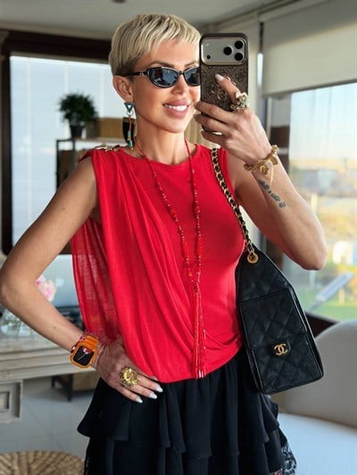 KIRMIZI TOKA DETAY DÖKÜMLÜ TRİKO BLUZ