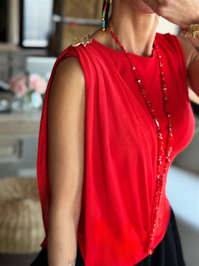 KIRMIZI TOKA DETAY DÖKÜMLÜ TRİKO BLUZ