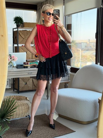 KIRMIZI TOKA DETAY DÖKÜMLÜ TRİKO BLUZ