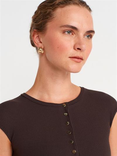 KOYU KAHVE DÜĞMELİ KISA KOLLU TOP