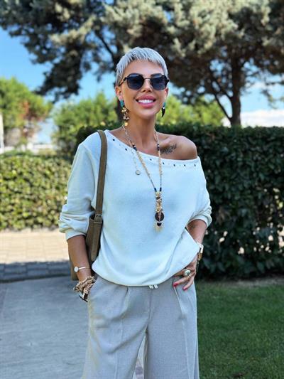 KREM RENK KUŞGÖZÜ DETAY KAYIK YAKA KAZAK