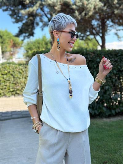 KREM RENK KUŞGÖZÜ DETAY KAYIK YAKA KAZAK