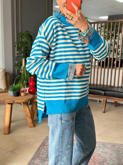 BLUE AND CREAM STRIPED OVERSIZE KNIT SWEATER